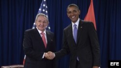 Barack Obama se reúne con su homólogo cubano, Raúl Castro, en la sede de las Naciones Unidas en Nueva York. EFE