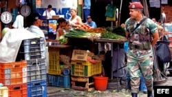 Guardia nacional venezolano patrulla en Caracas. Archivo. 