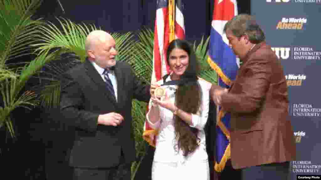 Yoani Sánchez recibe la Medalla al valor de FIU.