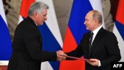 Vladímir Putin y Miguel Díaz-Canel durante la firma de acuerdos de cooperación este viernes en el Kremlin. 