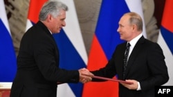 Vladímir Putin y Miguel Díaz-Canel durante la firma de acuerdos de cooperación en el Kremlin. (Alexander NEMENOV/AFP/Archivo)