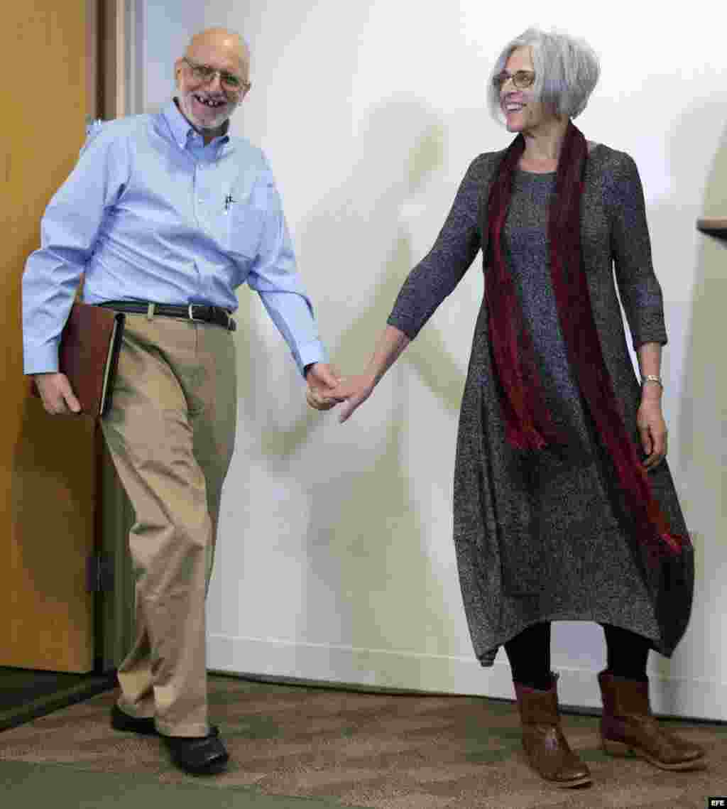 El contratista estadounidense Alan Gross (i) se dispone a comparecer ante la prensa acompañado por su esposa, Judy Gross (d), en Washington DC, Estados Unidos