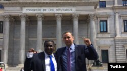 José Daniel Ferrer e Iván Hernández Carrillo posan ante el Congreso español.