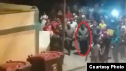 El presidente de Venezuela Nicolás Maduro (c) se dirige a una tarima en Villa Rosa, Isla Margarita, poco antes de que fuera repudiado por la población con un cacerolazo