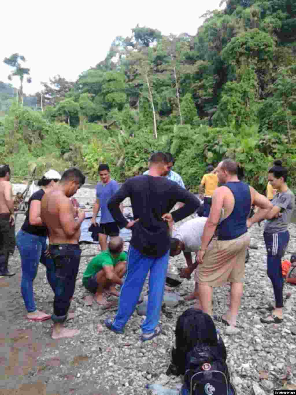 Los migrantes cubanos se arriesgan a los peligros de una travesía por la selva del Darién para evitar la deportación.