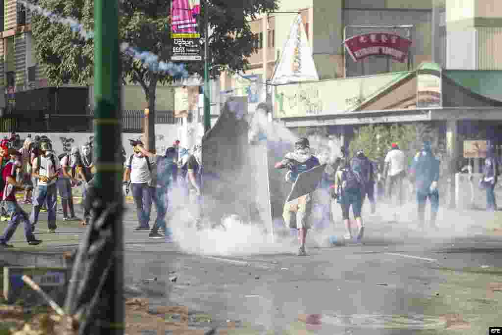 Manifestantes se enfrentan a miembros de la Guardia Nacional Bolivariana