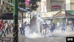 Manifestantes se enfrentan a miembros de la Guardia Nacional Bolivariana