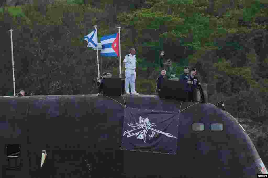 La bandera cubana ondea en el submarino de la armada rusa el 12 de junio de 2024. REUTERS/Alexandre Meneghini &nbsp; 