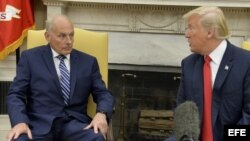 El presidente estadounidense Donald Trump junto al nuevo jefe de Gabinete, John Kelly.