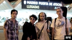 El grupo habanero Porno para Ricardo a su llegada a Madrid, donde cierra hoy una minigira europea que les ha llevado a Polonia, República Checa y Barcelona. 