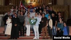 El sacerdote católico camagüeyano Fernando Gálvez (izquierda) junto a fieles de su congregación. (Foto: Facebook)