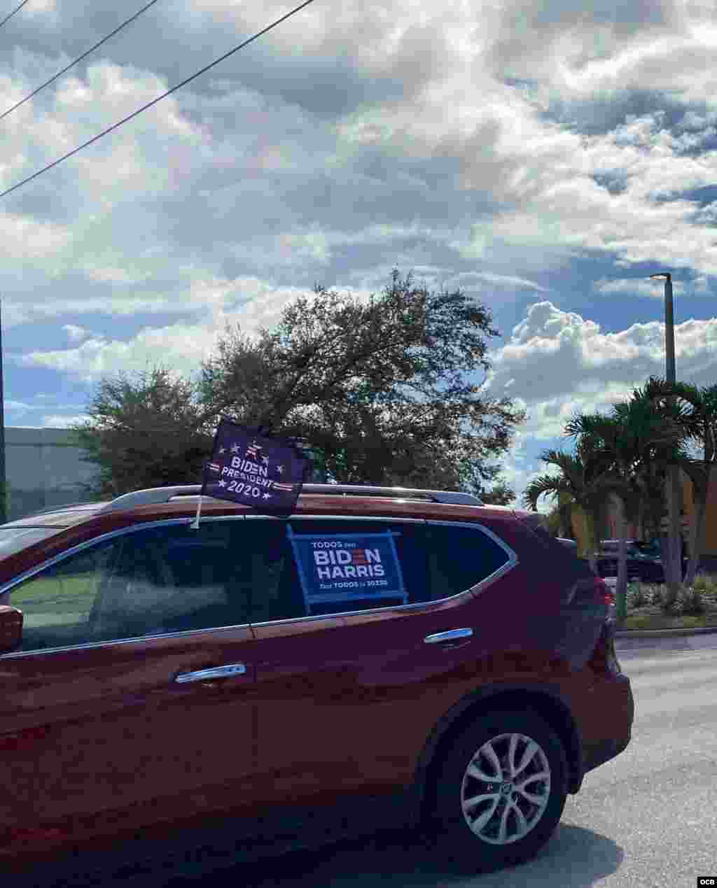 Pancartas, cl&#225;xones, insignias y banderas a favor de Joe Biden en Miami el domingo 18 de octubre.