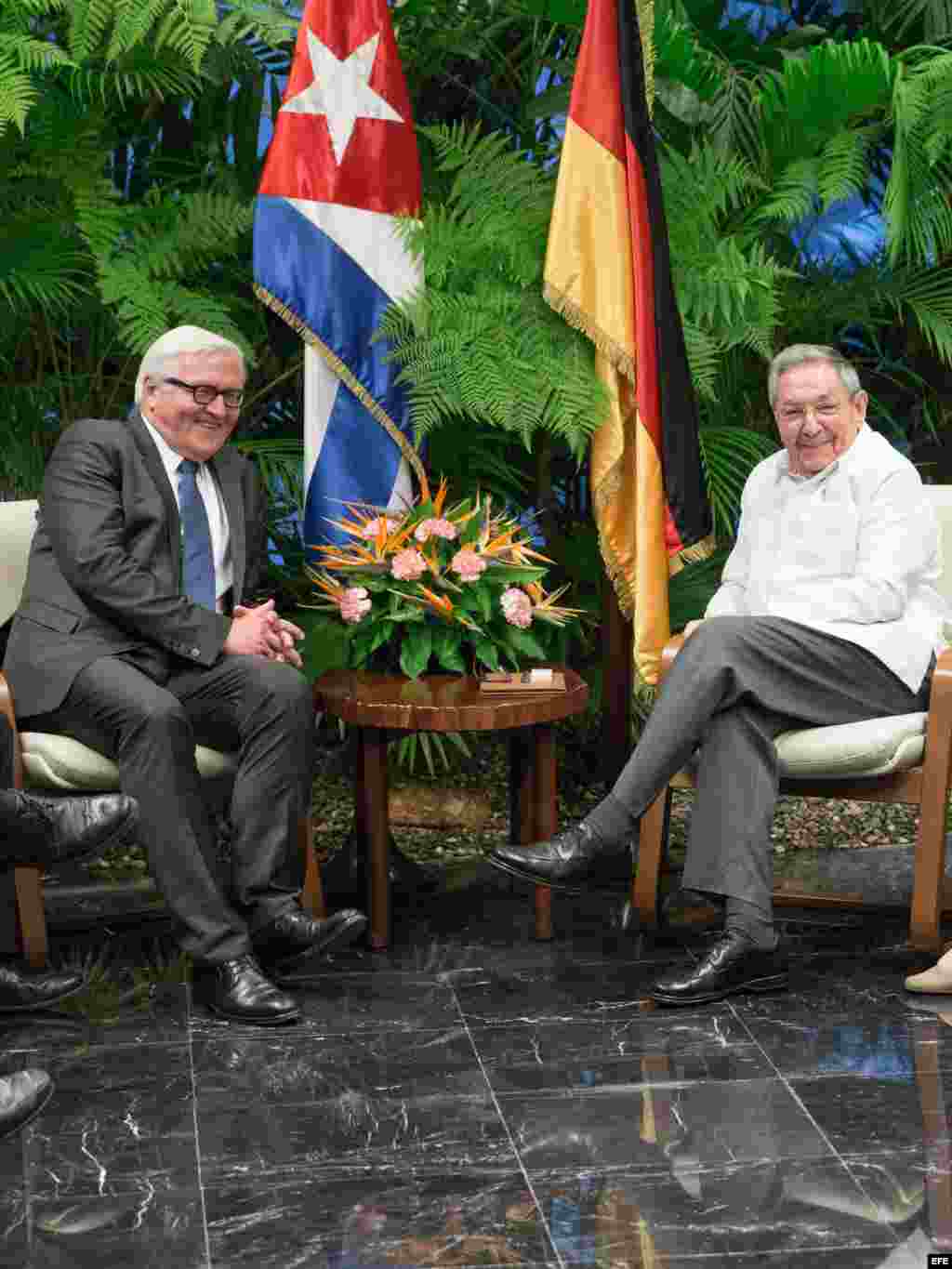 Raúl Castro (i) recibe al ministro alemán de Exteriores, Frank-Walter Steinmeier (d), en La Habana (16 de julio, 2015).