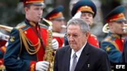 Raúl Castro en un desfile militar durante una ceremonia de homenaje en la Tumba del Soldado Desconocido cerca de los muros del Kremlin en Moscú, Rusia.