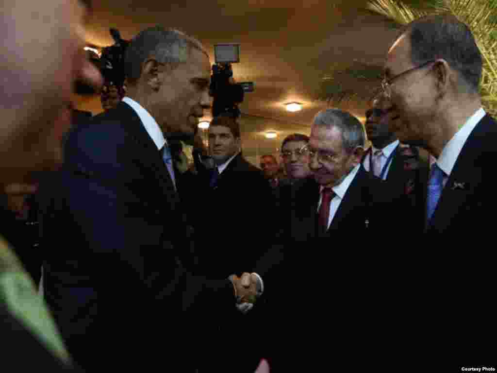 Los Jefes de Estado de Estados Unidos y Cuba se saludan en la inauguración de la VII Cumbre de las Américas.