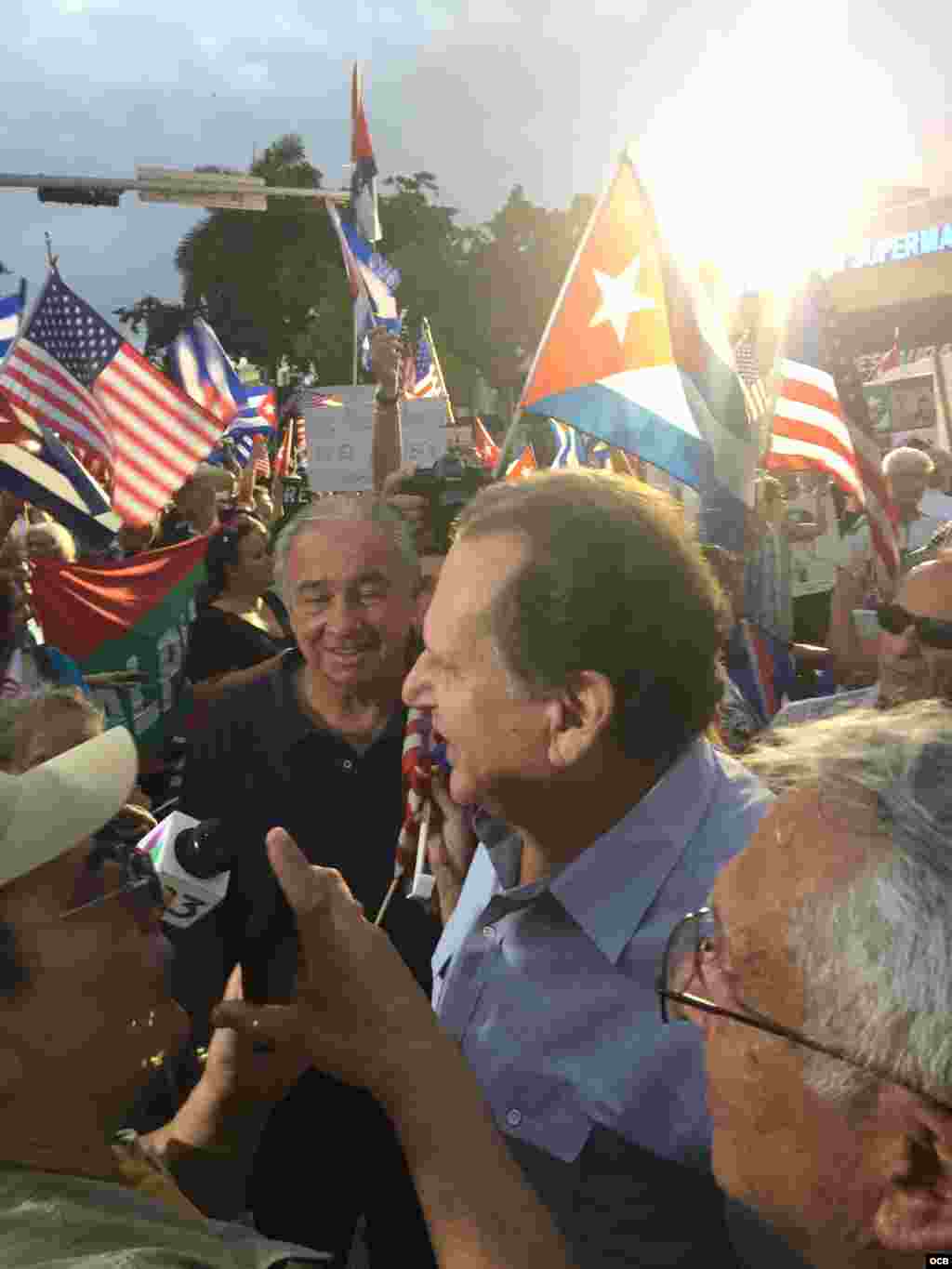 Cubanos desbordan la Calle 8 de la Pequeña Habana, en Miami, en una concentración por la libertad de Cuba.