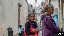 Señoras hacen cola en La Habana para comprar productos racionados por la libreta. El Foro Anual del Comité Ciudadano por la Integración Racial (CCIR) y el proyecto Di.Verso abordarán las desigualdades sociales en Cuba.