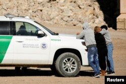 Migrantes cubanos detenidos en El Paso, Texas.