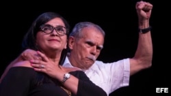 El terrorista puertorriqueño Oscar López Rivera participa con su hija en un homenaje en el Hostos Community College de Nueva York.