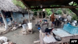 Un fogón de leña en Guantánamo, Cuba, el 29 de octubre de 2024. Estas cocinas rudimentarias son más difíciles de construir en áreas urbanas, donde en ocasiones las colocan en la calle frente a la vivienda.