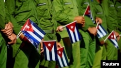 Soldados cubanos con banderas durante una marcha oficialista en La Habana. REUTERS/Alexandre Meneghini/Archivo