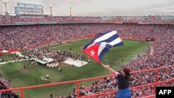 Miles de exiliados cubanos recordaron a las víctimas del Derribo de las Avionetas en el estadio Orange Bowl en Miami el 2 de marzo de 1996.