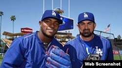  (i-d) Yasiel Puig y Adrián González. Foto tomada de la página Twitter de Puig.