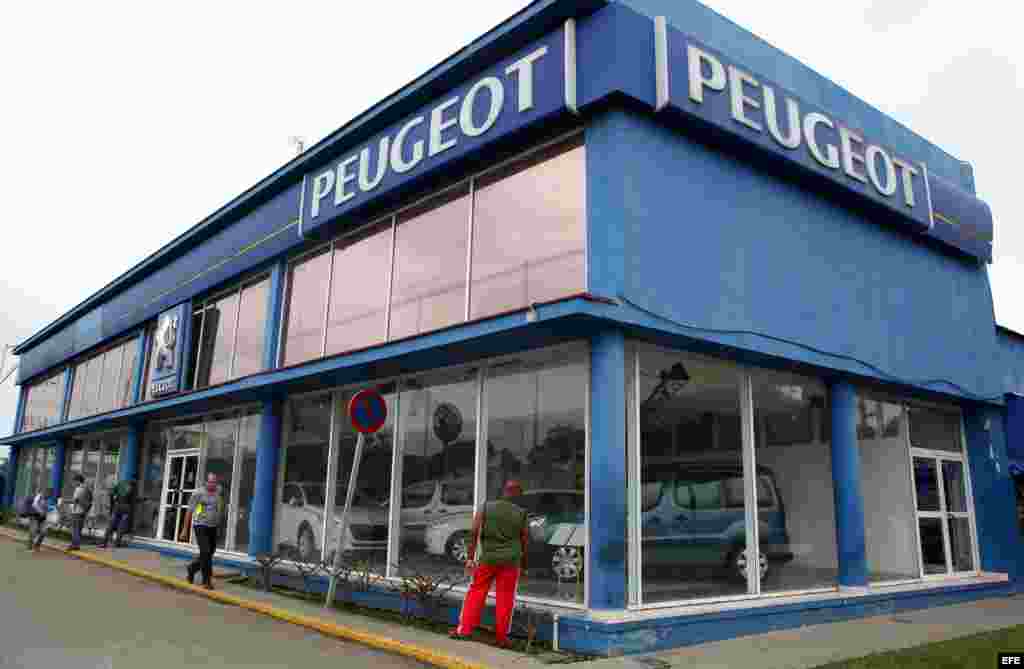 Agencia de Peugot que venden autos en La Habana. 