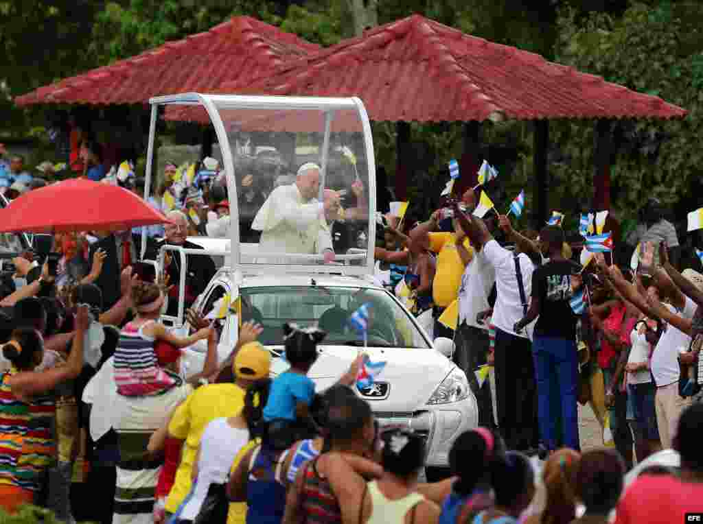 Francisco realiza un recorrido al llegar a Santiago de Cuba (Cuba) rumbo al poblado de El Cobre, donde se encuentra la imagen de la virgen de la Caridad, patrona de la isla.