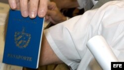 Fotografía de archivo. Pasaporte cubano. EFE/Enrique de la Osa