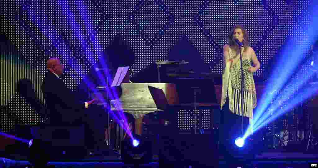 El pianista y compositor cubano Chucho Valdés (i) acompaña a la cantaora Estrella Morente (d) hoy, sábado 05 de marzo del 2016, en la clausura del Festival de Habanos 2016 en La Habana (Cuba).