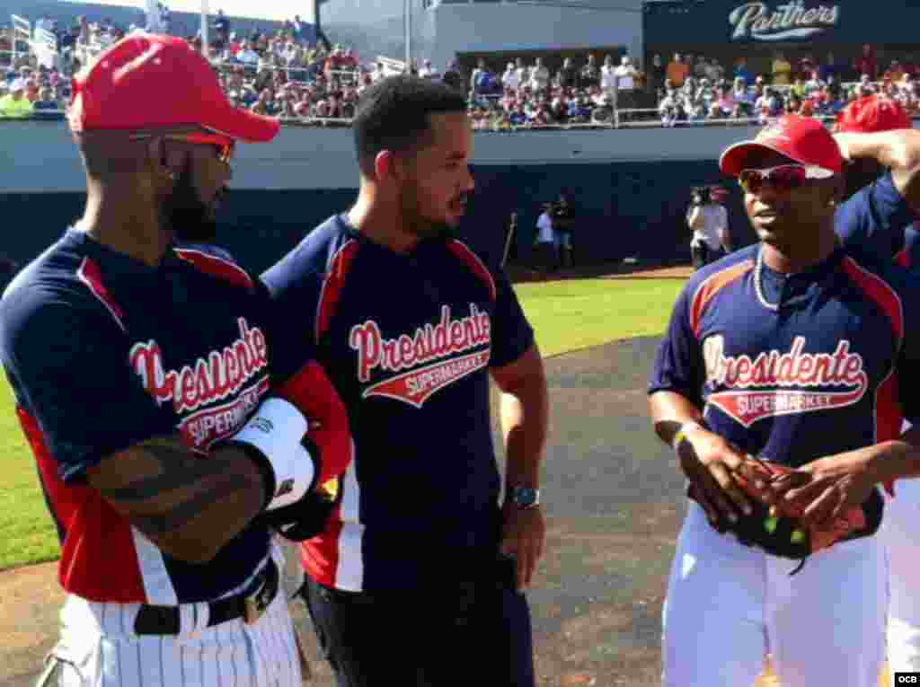 Los peloteros cubanos de las Grandes Ligas en el partido de las Estrellas Cubanas en Miami, el domingo 18 de enero del 2015. De izquierda a derecha Alexei Ramírez, José Abreu y Yoenis Céspedes.