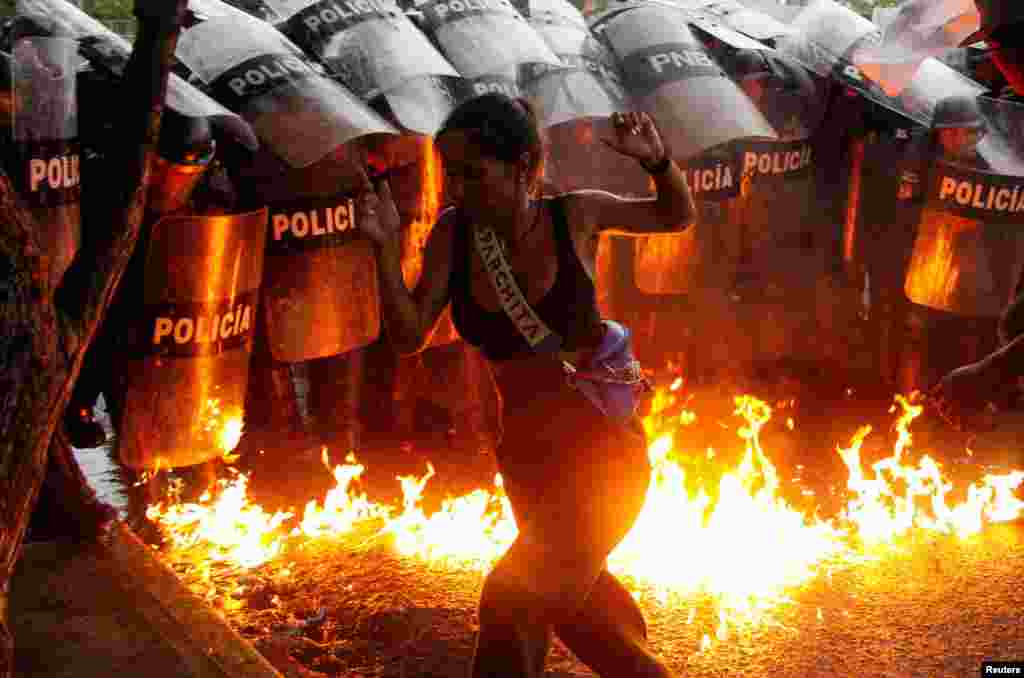 Protestas en Puerto La Cruz, Venezuela, tras el anuncio oficial que proclama a Nicolás Maduro como vencedor en las elecciones presidenciales. (REUTERS/Samir Aponte)