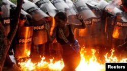 Protestas en Puerto La Cruz, Venezuela, tras el anuncio oficial que proclama a Nicolás Maduro como vencedor en las elecciones presidenciales. (REUTERS/Samir Aponte)