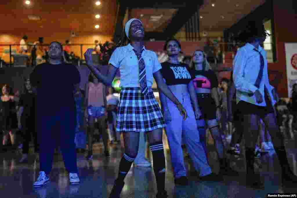 Jóvenes bailan al ritmo del K-pop, música popular coreana, en una casa cultural en La Habana, Cuba, el sábado 7 de septiembre de 2024. (Foto AP/Ramón Espinosa)