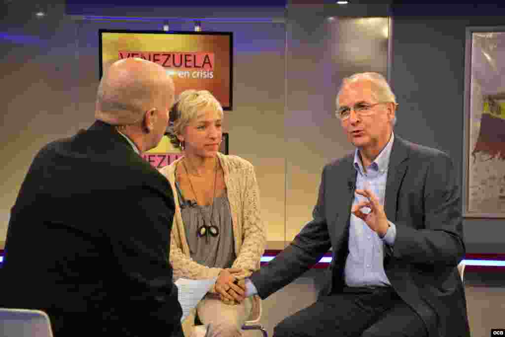 El opositor venezolano, Antonio Ledezma (derecha) junto a su hija Daniela (centro) y el periodista Alejandro Marcano. (Foto: Fabián Crespo)