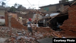 Una mujer observa los destrozos ocasionados a su hogar por el paso del huracán "Sandy" en la ciudad de Guantánamo (Cuba).EFE/Miguel Rubiera