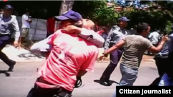 Disidentes cubanos son reprimidos por la policía durante una manifestación pacífica.