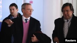 El Presidente Ejecutivo de Google Eric Schmidt (i) junto al ex gobernandor de New Mexico Bill Richardson (d) abandonar Pyongyang.