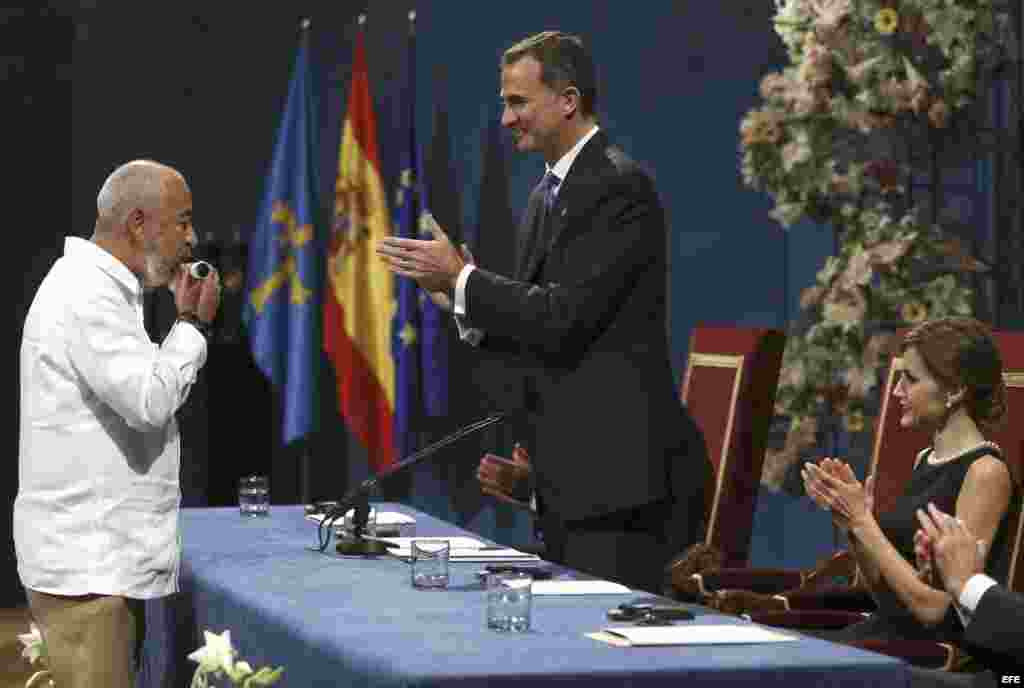 El rey Felipe Vi entrega al escritor cubano, Leonardo Padura, el Premio Princesa de Asturias de Las Artes, durante la ceremonia de entrega de estos galardones, celebrada esta tarde en el Teatro Campoamor de Oviedo. 