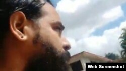 Abu Duyanah Tamayo, acosado por un agente de la Seguridad del Estado vestido de civil. (Captura de video/Facebook).