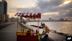 Un vendedor de granizado espera clientes en el Malecón de La Habana. 