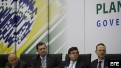 Enrique García, presidente del Banco de Desarrollo de América Latina (CAF); Claudio Putty, secretario para Asuntos Internacionales del Ministerio de Planificación de Brasil; Luis Alberto Moreno, presidente del Banco Interamericano de Desarrollo (BID); y Luciano Coutinho, presidente brasileño del Banco Nacional de Desarrollo Económico y Social. Archivo.