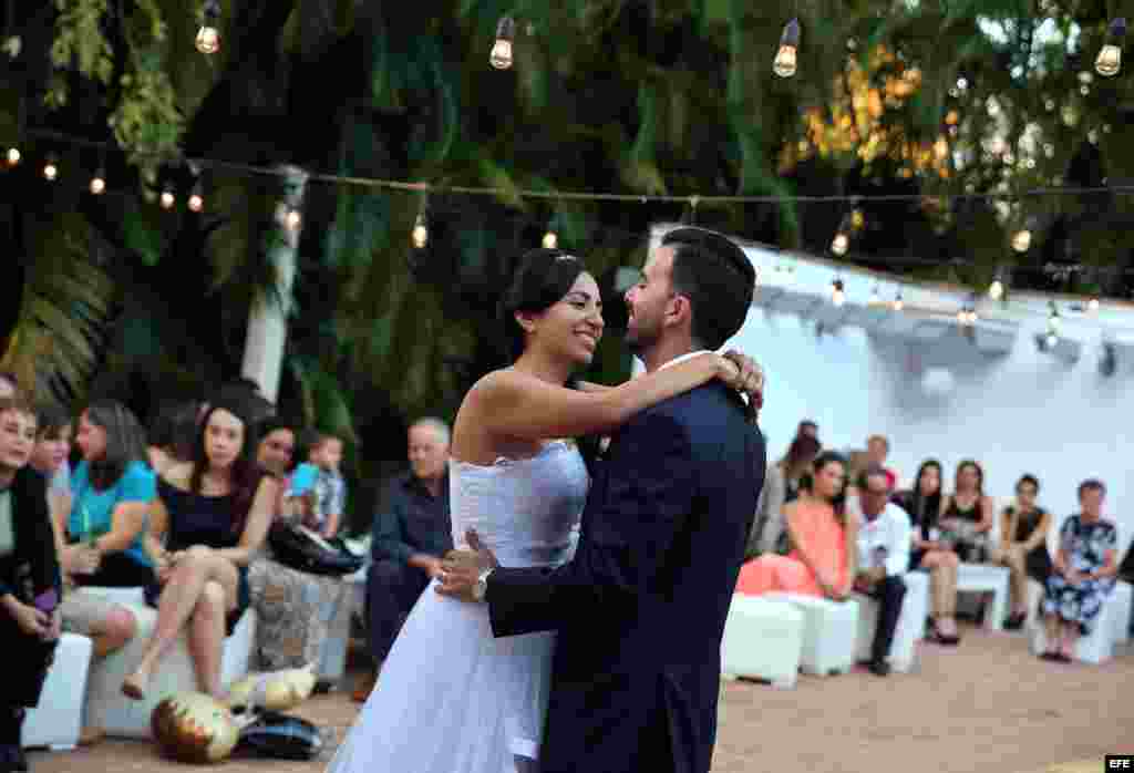 Fotografía del 13 de febrero de 2017, durante una boda organizada por la compañía privada "Aires de fiesta", en La Habana (Cuba). Organizar un boda "vintage" en la exótica Habana Vieja o ajustar la complicada logística de una ceremonia en la playa ya no e