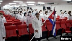 Médicos cubanos reunidos antes de ir a misión. (REUTERS/Alexandre Meneghini/Archivo)