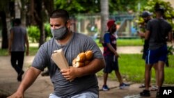 Un cubano montando bicicleta. AP Photo/Ramon Espinosa)