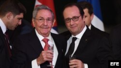 El presidente de Francia François Hollande ofrece cena de Estado por visita de Raúl Castro a París.