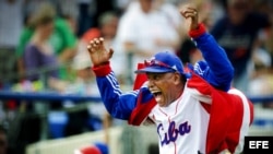 El entrenador cubano Víctor Mesa gesticula durante el partido de béisbol frente a Puerto Rico, Haarlem, Holanda.