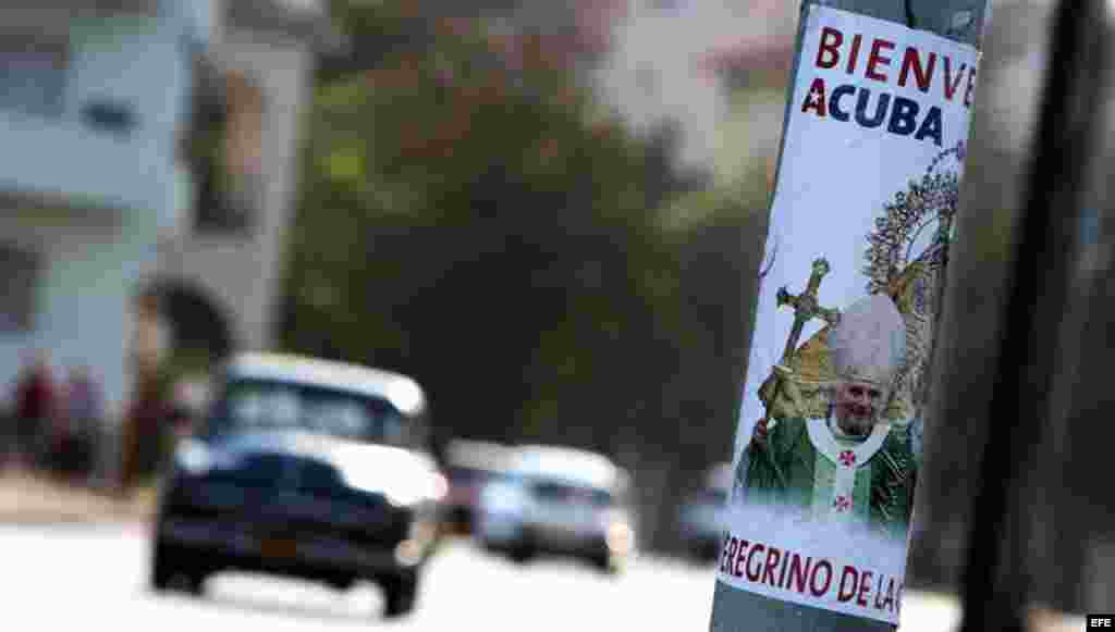 Fotografía de un cartel de bienvenida al papa Benedicto XVI hoy, lunes 19 de marzo, en La Habana (Cuba). 