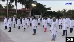 Médicos cubanos en formación.